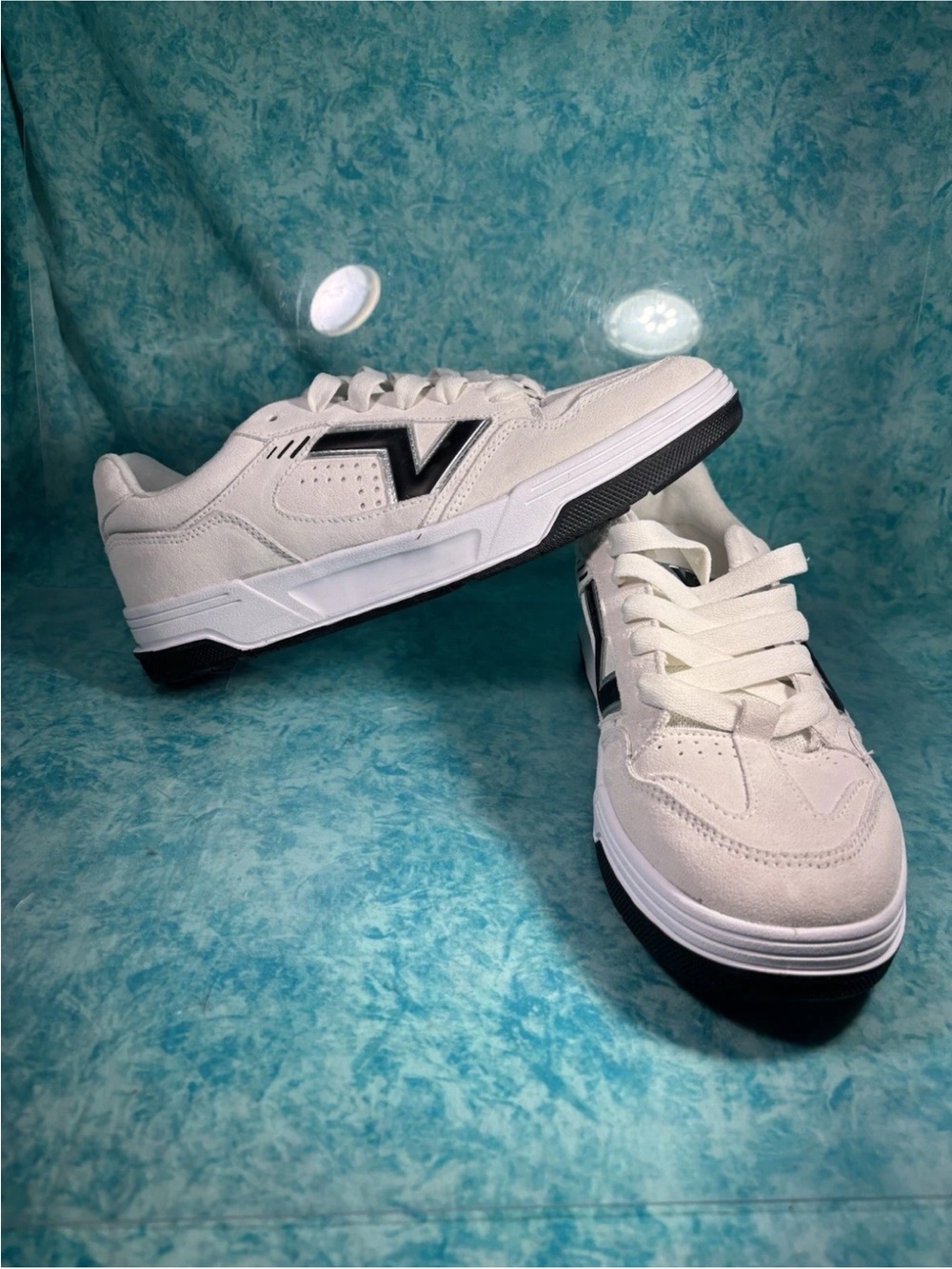Vans Upland White Black Men’s Low Top Suede Skate Shoes Sneakers Size 11.5